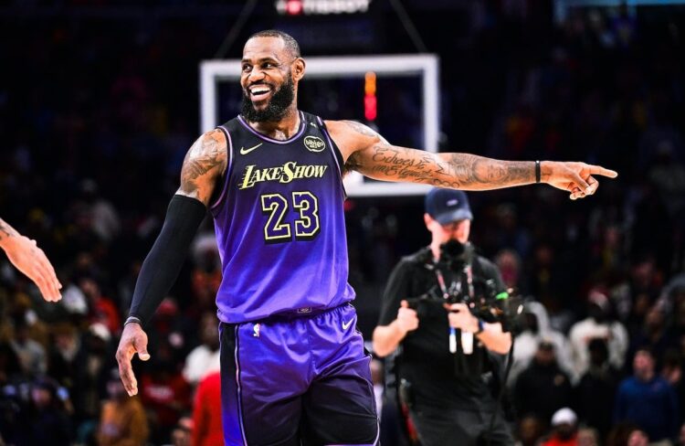 LeBron James celebra sus 40 años en medio de un futuro incierto