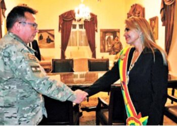Proclamada, Jeanine Áñez saluda a Williams Kaliman, 2019.