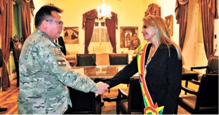 Proclamada, Jeanine Áñez saluda a Williams Kaliman, 2019.