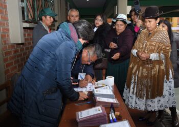 Ciudadanos asisten a las elecciones judiciales en La Paz.