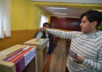 Un ciudadano emite su voto en las elecciones judiciales en La Paz.
