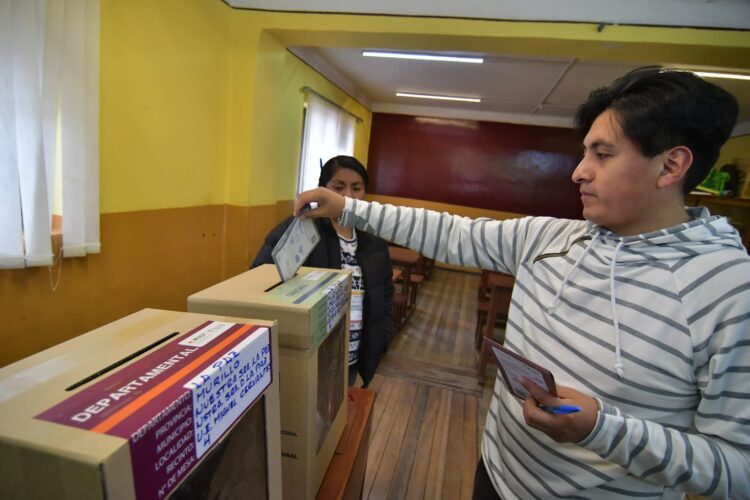 Un ciudadano emite su voto en las elecciones judiciales en La Paz.