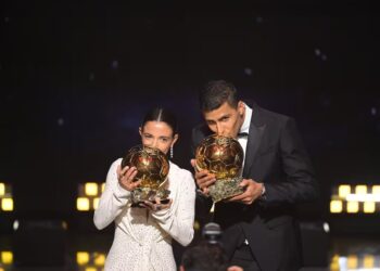 Bonmatí y Rodri besan sus Balones de Oro en un año mágico para el fútbol español