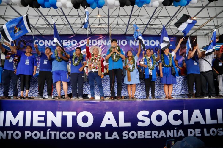 Evo Morales y su directiva electa en el fallido congreso de Lauca Ñ, en octubre de 2023.