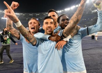 Lazio gana 2-1 a Cagliari y se suma a la persecución del Napoli