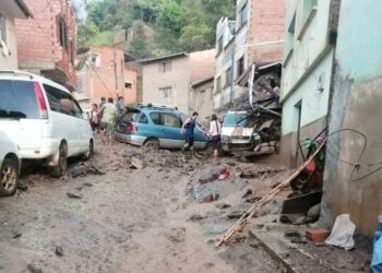 Calles y viviendas quedan entre lodo y piedras en La Asunta tras la mazamorra