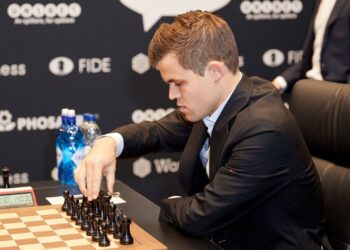 Multado por vestir vaqueros, Carlsen abandona Mundiales de ajedrez