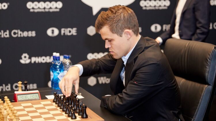 Multado por vestir vaqueros, Carlsen abandona Mundiales de ajedrez