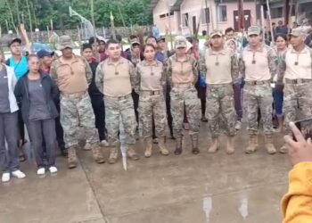 La columna de militares y civiles tomada de rehén por manifestantes evistas.