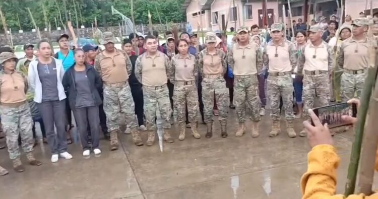 La columna de militares y civiles tomada de rehén por manifestantes evistas.