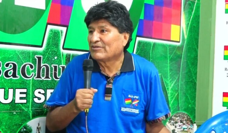El expresidente Evo Morales en radio Kawsachun Coca, este martes.