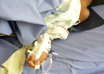 La víctima recibe atención médica.