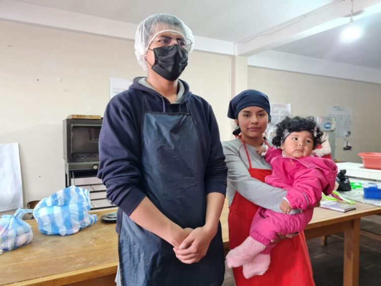 Kevin y Sandra se capacitan junto a su hija