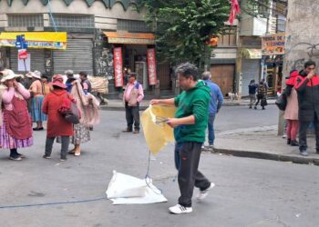 Comerciantes de abarrotes protestan en La Paz