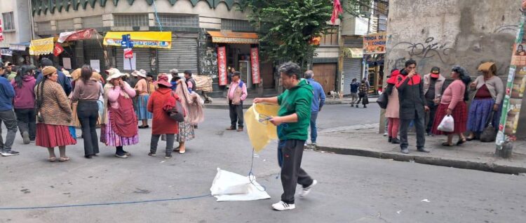 Comerciantes de abarrotes protestan en La Paz