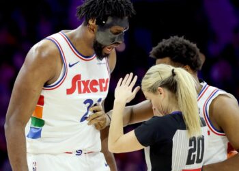 Embiid expulsado en la victoria de los Sixers sobre los Spurs