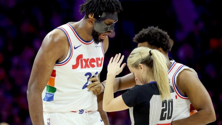 Embiid expulsado en la victoria de los Sixers sobre los Spurs