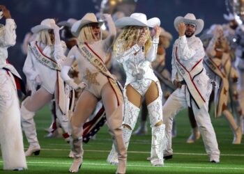 Beyonce canta en el medio tiempo y los Ravens derrotan a los Texans en Navidad
