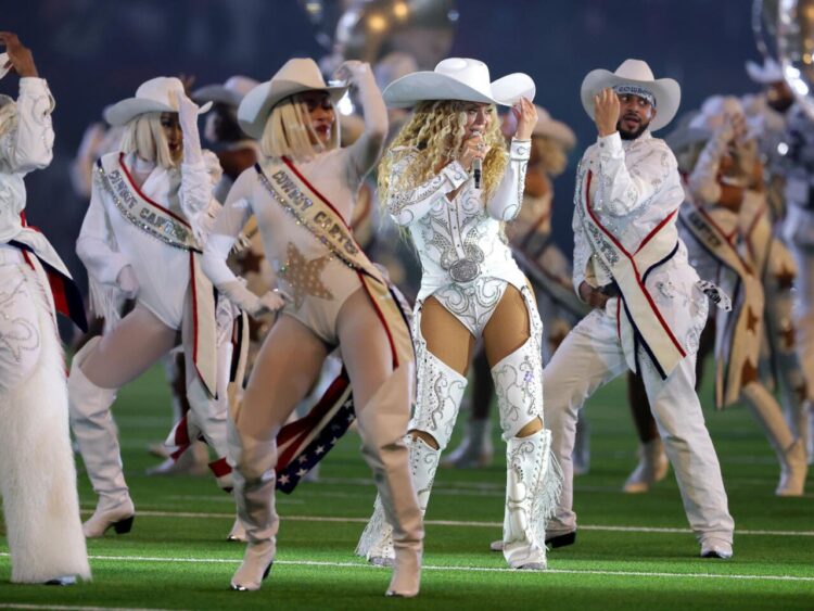 Beyonce canta en el medio tiempo y los Ravens derrotan a los Texans en Navidad