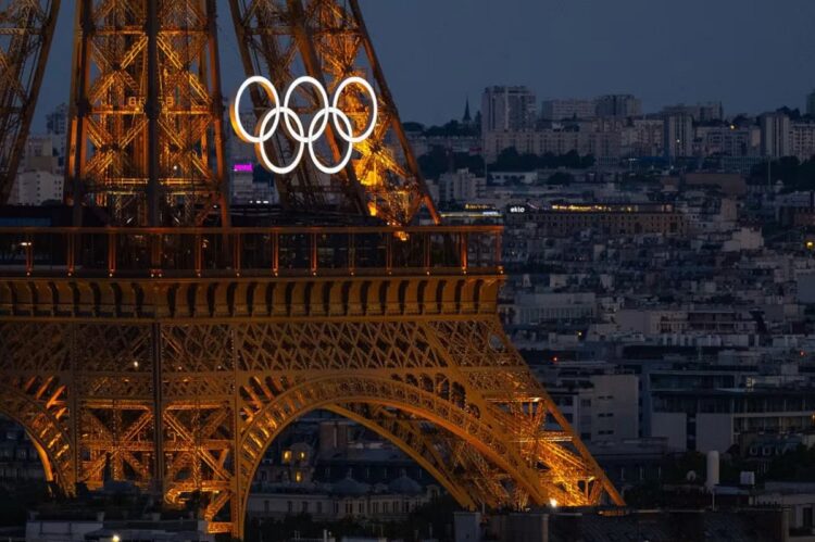 Los anillos olímpicos permanecerán en la Torre Eiffel al menos hasta 2028