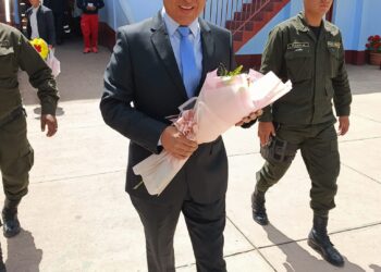 Con escolta policial, Pumari asiste a la graduación de su hija en Potosí