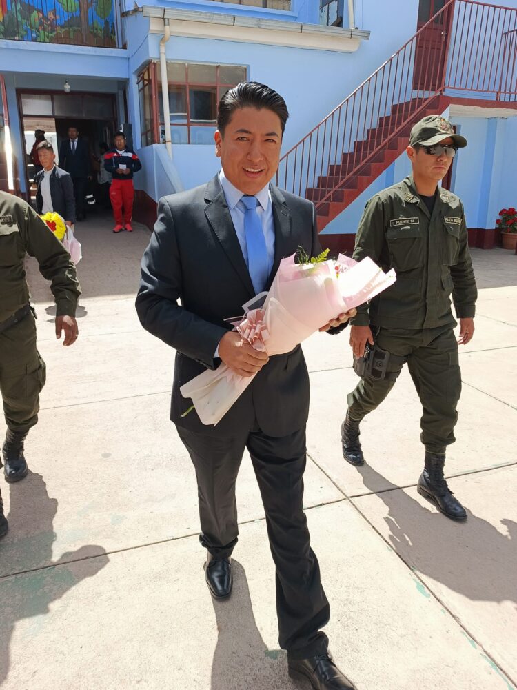 Con escolta policial, Pumari asiste a la graduación de su hija en Potosí