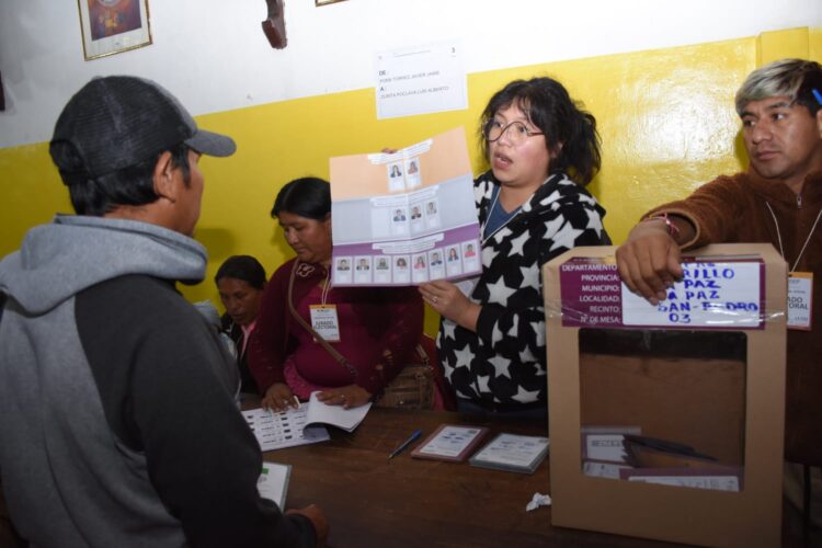Los reclusos votan en las cárceles de La Paz, salvo en dos de ellas