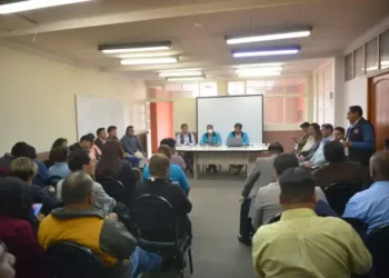 Reunión entre la dirigencia del transporte público, juntas vecinales y la Alcaldía.