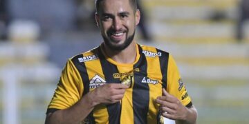 The Strongest golea 4-0 a Real SC y acecha la punta