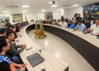Alcalde advierte y transportistas analizan si siguen en paro
