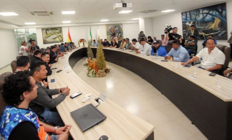 Alcalde advierte y transportistas analizan si siguen en paro