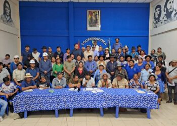 Evo Morales lee las conclusiones de la reunión del MAS radical en Lauca Ñ.