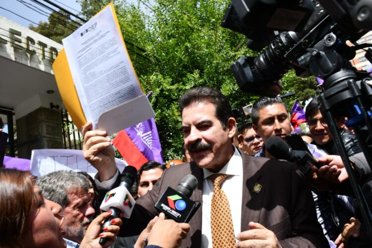 Reyes Villa dice que hay ‘cuatro o cinco’ mujeres que pueden acompañar su candidatura