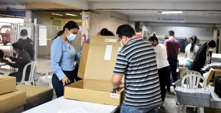 Vocal del TSE señala que desde el 8 de diciembre se enviará maletas electorales a los recintos más alejados