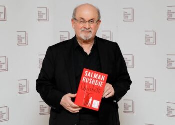 Un vacío legal termina con el veto del libro de Salman Rushdie en India