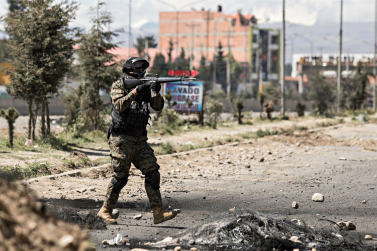 Un efectivo militar en apronte en Senkata, el 19 de noviembre de 2019.