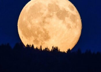 La Luna vista como Superluna en varios confines de la Tierra.