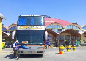Un bus de la empresa Coral de viaje a Cochabamba, en la terminal de Oruro.