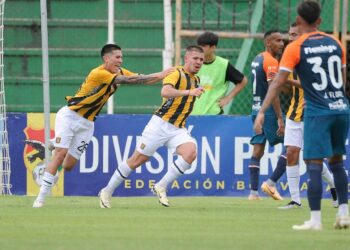 The Strongest derrota 2-1 a Royal Pari y se aferra al milagro de la remontada
