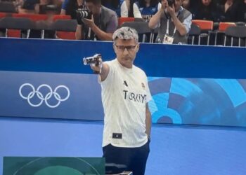 El tirador turco viral en Juegos de París intenta registrar como marca su postura