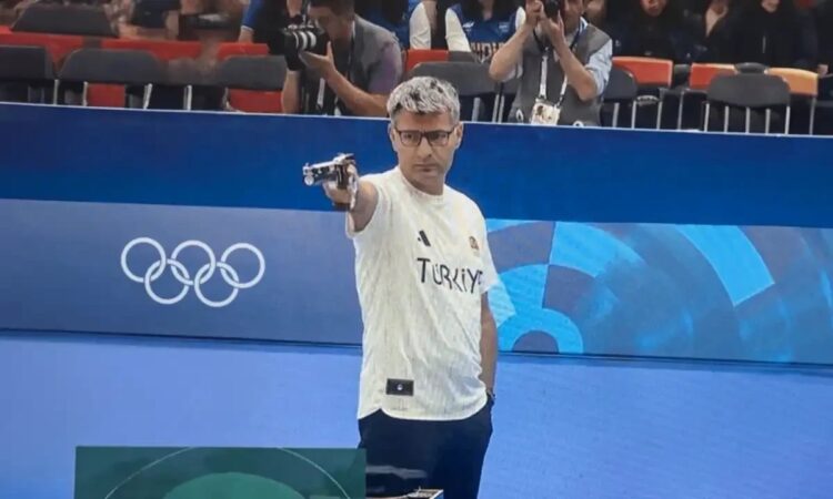 El tirador turco viral en Juegos de París intenta registrar como marca su postura
