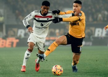 Wolverhampton gana 2-0 a United y escapa del descenso