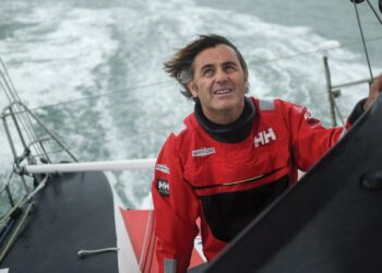 El francés Yannick Bestaven abandona la Vendée Globe y se dirige a Ushuaia