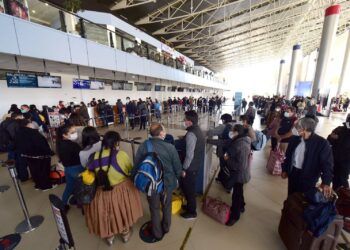 La ATT reporta 33.000 pasajeros afectados en aerolíneas por alta demanda.