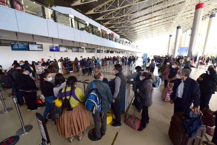 La ATT reporta 33.000 pasajeros afectados en aerolíneas por alta demanda.