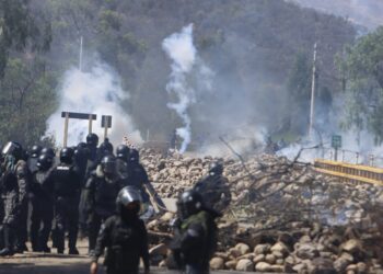 Mineros se suman a los bloqueadores evistas para contrarrestar a la Policía en Parotani