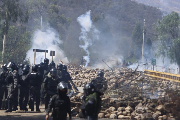 Mineros se suman a los bloqueadores evistas para contrarrestar a la Policía en Parotani