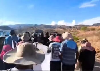 Bloqueadores mantienen rodeados a policías en Parotani, Cochabamba