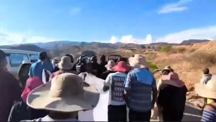 Bloqueadores mantienen rodeados a policías en Parotani, Cochabamba