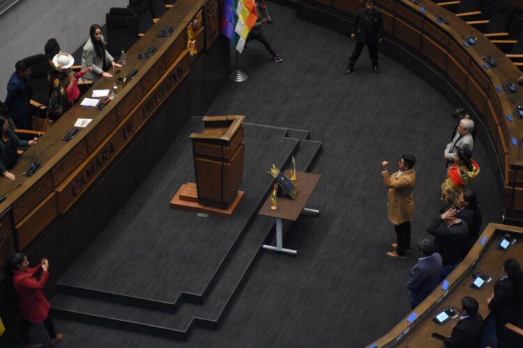 Yujra es posesionado presidente de Diputados luego de una polémica y bochornosa sesión